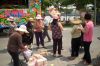 宗親協力在公廳前燒金銀財寶給祖先.JPG